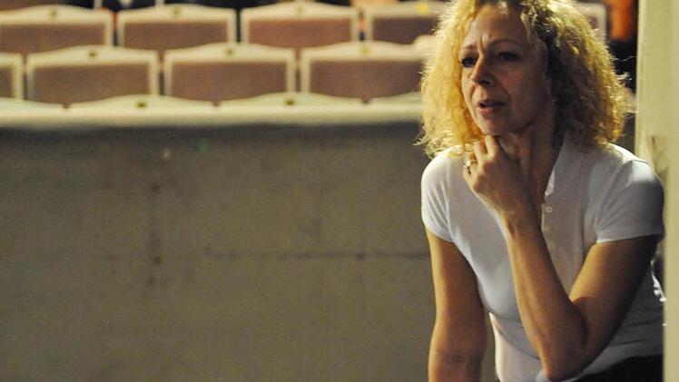 "Copacabana": Regisseurin und Choreografin Iris Limbarth beobachtet das Ensemble bei der Probe. Foto: Andrea Kremper