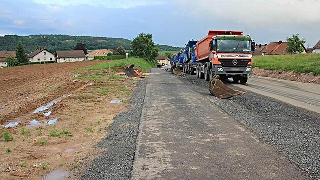 An der Ausbaustrecke der B 279, n&ouml;rdlich von Maroldsweisach in Richtung Ermershausen, wo links die Baggerschaufel zu sehen ist, soll eine Einfahrt f&uuml;r ein Gewerbegebiet gebaut werden. Deshalb musste der Gemeinderat den Haushalt um 300&nbsp;000 Euro aufstocken.  Foto: Helmut Will