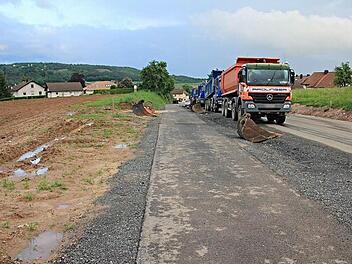 An der Ausbaustrecke der B 279, nördlich von Maroldsweisach in Richtung Ermershausen, wo links die Baggerschaufel zu sehen ist, soll eine Einfahrt für ein Gewerbegebiet gebaut werden. Deshalb musste der Gemeinderat den Haushalt um 300 000 Euro aufstocken.  Foto: Helmut Will