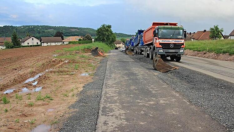An der Ausbaustrecke der B 279, nördlich von Maroldsweisach in Richtung Ermershausen, wo links die Baggerschaufel zu sehen ist, soll eine Einfahrt für ein Gewerbegebiet gebaut werden. Deshalb musste der Gemeinderat den Haushalt um 300 000 Euro aufstocken.  Foto: Helmut Will