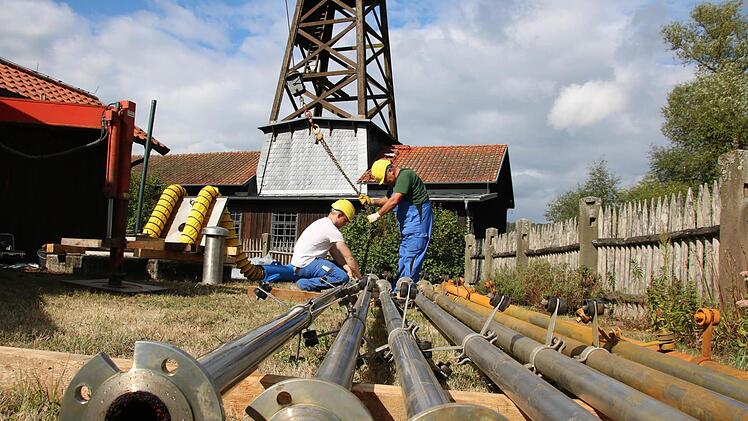 Zusammen ragen die zwölf Rohre 72 Meter tief in den Brunnen herunter. Hinter der Entnahmestelle steht der historische Bohrturm.  Fotos: Ronald Heck