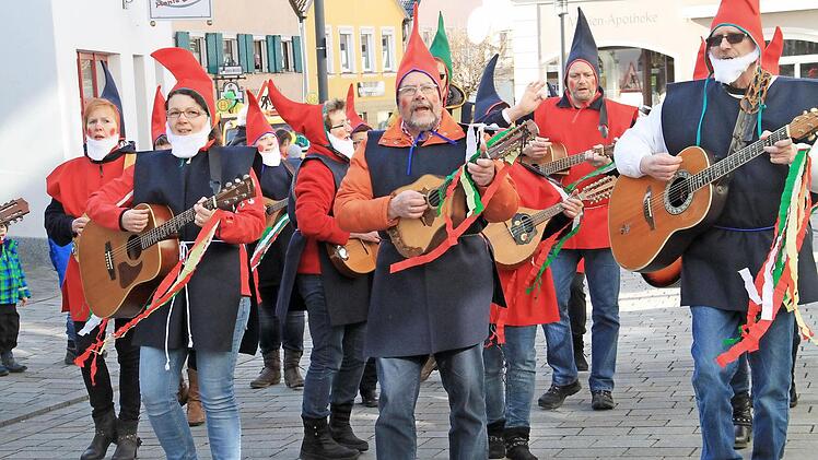 Große und kleine Zwerge bevölkerten das Stadtbild.
