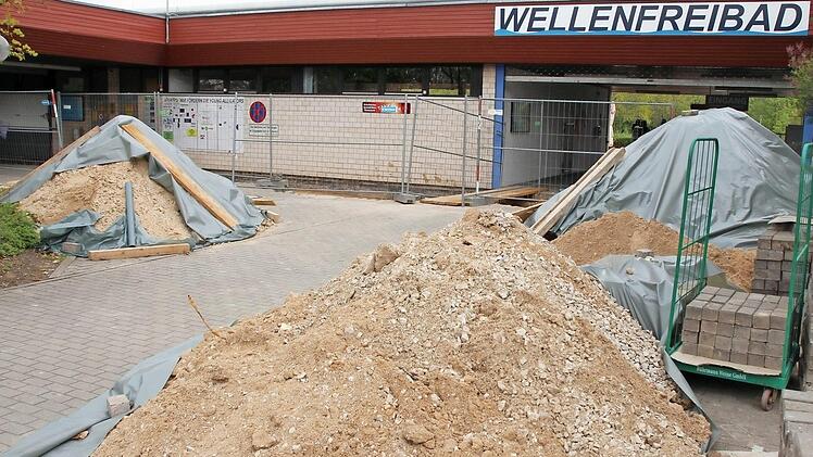 Rund um Freibad und Eisstadion werden auch alle Versorgungsleitungen erneuert. Foto: Andreas Dorsch