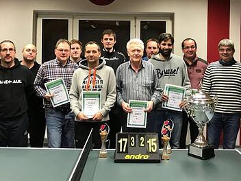 Die erfolgreichen Spieler der Vereinsmeisterschaft. Vorne von links: Heinz Hoffmann, Tobias Meußgeier, Günther Scheiblich, Matthias Leppert und Stefan Leppert.  Foto: Dieter Wolf