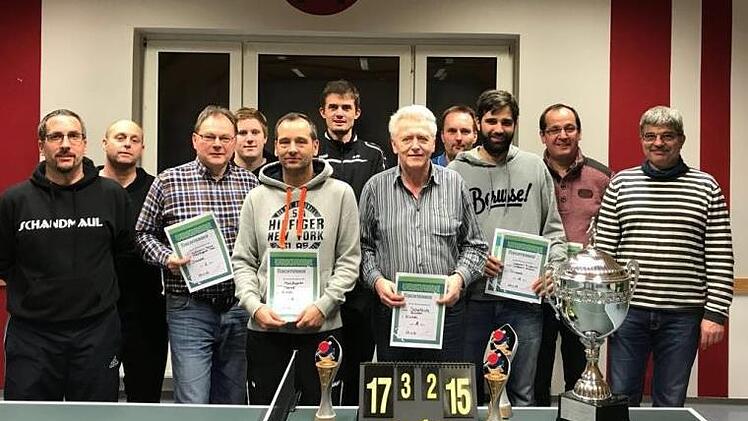 Die erfolgreichen Spieler der Vereinsmeisterschaft. Vorne von links: Heinz Hoffmann, Tobias Meußgeier, Günther Scheiblich, Matthias Leppert und Stefan Leppert.  Foto: Dieter Wolf