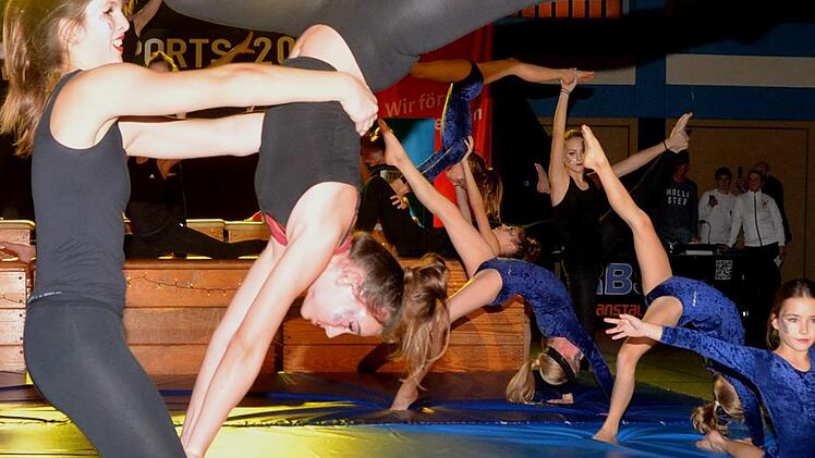 Turnerinnen des TSV Bad Kissingen zeigen ihr Können. Foto: Peter Rauch/Archiv