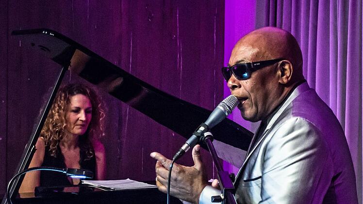 Gelungener Start in das neue Konzertjahr bei "Leise am Markt": Beatrice Kahl und John Davis begeisterten das Publikum in Coburg.Foto: Jochen Berger