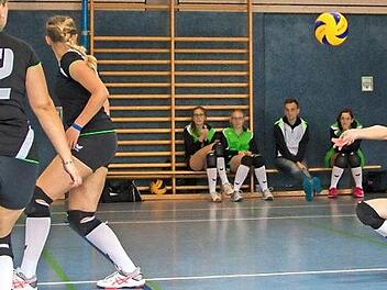 Spielertrainerin Kerstin Käferlein (grünes Trikot) ist der Dreh- und Angelpunkt im Spiel der SpVgg.  Foto: W. Dietz