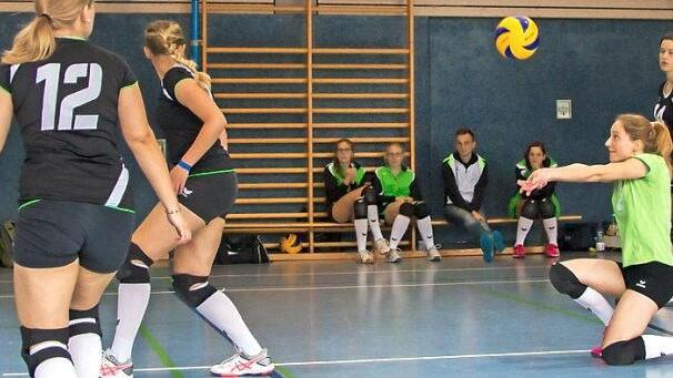 Spielertrainerin Kerstin Käferlein (grünes Trikot) ist der Dreh- und Angelpunkt im Spiel der SpVgg.  Foto: W. Dietz