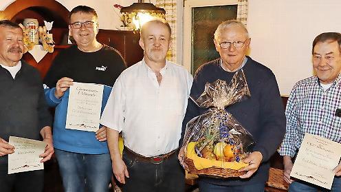 Die geehrten Mitglieder (v. l.) Max Seubold und Ulrich Partheym&uuml;ller sowie Vorsitzender Manfred M&uuml;ller, der ausscheidende Schriftf&uuml;hrer Otto Schnapp und Karl-Heinz Tischer.