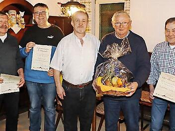 Die geehrten Mitglieder (v. l.) Max Seubold und Ulrich Partheymüller sowie Vorsitzender Manfred Müller, der ausscheidende Schriftführer Otto Schnapp und Karl-Heinz Tischer.