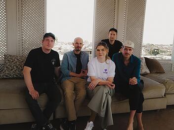 Seit über zwei Jahrzehnten steht die Band Juli in fester Besetzung auf der Bühne. Für Eva Briegel, Jonas Pfetzing, Simon Triebel, Andreas Herde und Marcel Römer steht nun ein weiteres Abenteuer an.