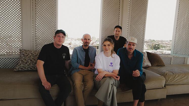 Seit über zwei Jahrzehnten steht die Band Juli in fester Besetzung auf der Bühne. Für Eva Briegel, Jonas Pfetzing, Simon Triebel, Andreas Herde und Marcel Römer steht nun ein weiteres Abenteuer an.