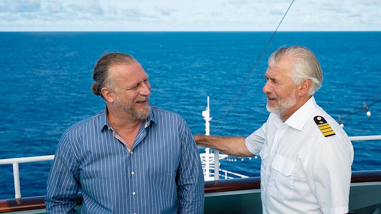 Staff-Kapitän Martin Grimm (Daniel Morgenroth, rechts) und der Passagier Erik Milewski (Matthias Komm) freunden sich an. Sie beide haben etwas gemeinsam: Sie sind trockene Alkoholiker und haben dadurch vieles in ihrem Privatleben zerstört. So leidet Erik darunter, dass sein Sohn nichts mit ihm zu tun haben möchte. Grimm macht ihm Mut.