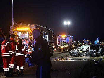 A6 bei Lichtenau (Landkreis Ansbach): Lkw-Fahrer ignoriert &Uuml;berholverbot &ndash; 19-J&auml;hriger schwer verletzt