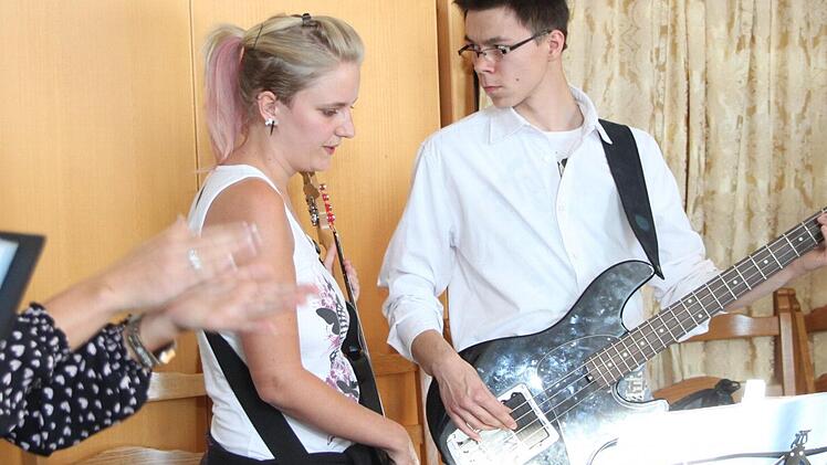 Ein Luxus: Die Band hat zwei Bassisten, nämlich Josef Papp und Nicole Heinold. (Foto: Jochen Nützel)