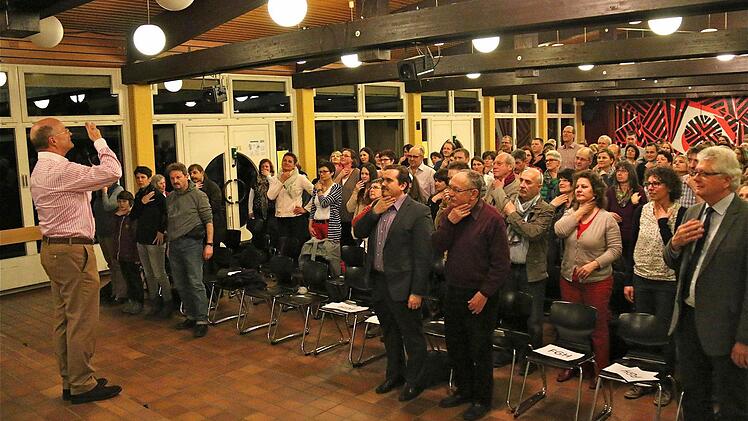 Gedächtnistrainer Gregor Staub zeigt Tricks, wie Lernen Spaß machen kann, hier am Frobenius-Gymnasium in Hammelburg. Foto: Gerd Schaar