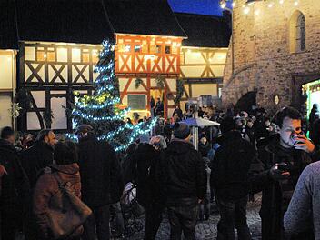 Vorfreude auf das Weihnachtsfest: Auf dem Adventsmarkt in Diebach boten die Kirchgaden den stimmungsvollen Rahmen. Fotos: Winfried Ehling