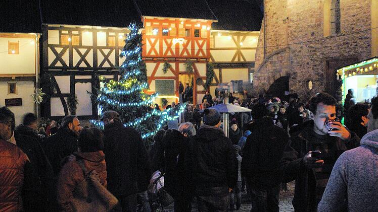 Vorfreude auf das Weihnachtsfest: Auf dem Adventsmarkt in Diebach boten die Kirchgaden den stimmungsvollen Rahmen. Fotos: Winfried Ehling