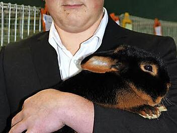 Kevin Kießling holte sich mit seinen Lohkaninchen den Zuchtpreis der Marktgemeinde bei den Jugendlichen. Foto: Katharina Müller-Sanke