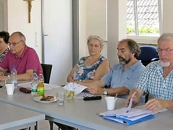 Die Poxdorfer Seniorenbeauftragten diskutieren über die Zukunft des Orts.  Foto: Dagmar Niemann