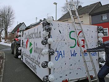 Mit diesem Wagen bildete die SG Teuschnitz den Abschluss des Teuschnitzer Faschingsumzugs. Beim Versuch, die Leiter zu sich hochzuziehen, stürzte der 29-jährige Verunglückte von der etwa 2,30 Meter hohen Brüstung des Wagens. Foto: NEWS5 /Fricke