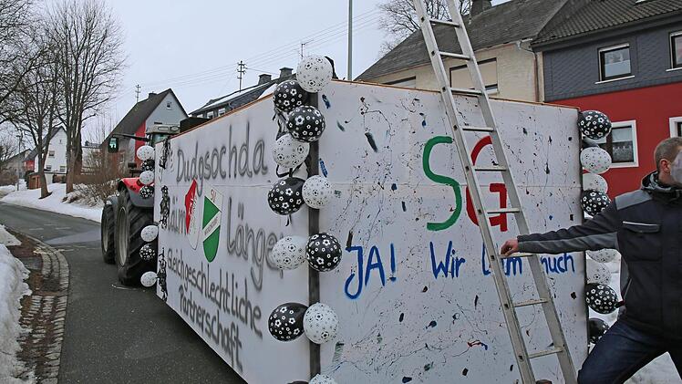 Mit diesem Wagen bildete die SG Teuschnitz den Abschluss des Teuschnitzer Faschingsumzugs. Beim Versuch, die Leiter zu sich hochzuziehen, stürzte der 29-jährige Verunglückte von der etwa 2,30 Meter hohen Brüstung des Wagens. Foto: NEWS5 /Fricke