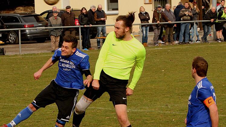 Zu einer guten Kopfballchance kommt der Neuschleichacher Benjamin Leuchter (Zweiter von links), aber der Ball streicht knapp über die Querlatte. Die Augsfelder Florian Utz (links) und Kapitän Fabian Kraus (rechts) haben Glück.
