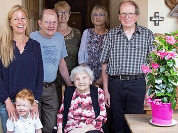 Zahlreiche Gratulantenfanden sich zum Geburtag von Eva M&uuml;ller (vorn) ein, darunter (von links) die B&uuml;rgermeisterin Sabine Scheer mit Sohn Kilian, Fritz M&uuml;ller (Sohn), Freundin Gudrun Janz-Wagner, die Nichte Gabi Koch und Bernd M&uuml;ller (Sohn).,  Foto: Hartmut Klamm