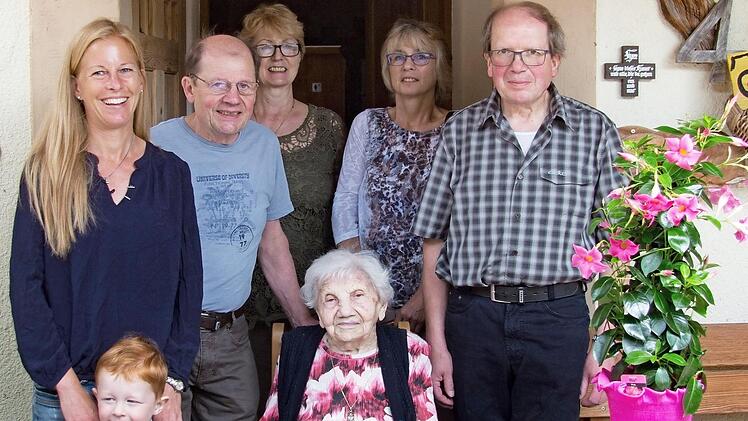Zahlreiche Gratulantenfanden sich zum Geburtag von Eva M&uuml;ller (vorn) ein, darunter (von links) die B&uuml;rgermeisterin Sabine Scheer mit Sohn Kilian, Fritz M&uuml;ller (Sohn), Freundin Gudrun Janz-Wagner, die Nichte Gabi Koch und Bernd M&uuml;ller (Sohn).,  Foto: Hartmut Klamm