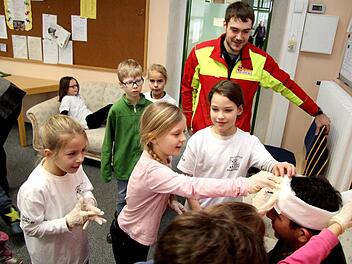 Der Verletzte wird versorgt und erhält einen Kopfverband.Richard Sänger