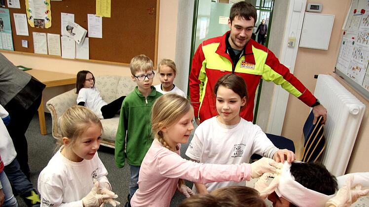 Der Verletzte wird versorgt und erhält einen Kopfverband.Richard Sänger