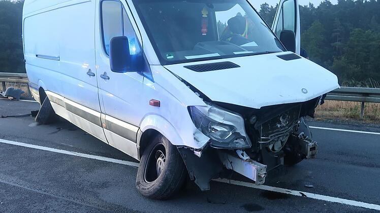Am Samstagmorgen verunglückte zwischen Beikheim und Theisenort ein Kleintransporter. Am Auto entstand Totalschaden, der Fahrer kam ins Klinikum Kronach. Foto: Polizei Kronach