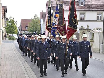 Wehren der Großgemeinde Oerlenbach und des THW's gaben sich die Ehre bei der Kirchenparade zum Großgemeinde-Feuerwehrtag der Gemeinde Oerlenbach im Ortsteil Eltingshausen. Foto: Peter Klopf