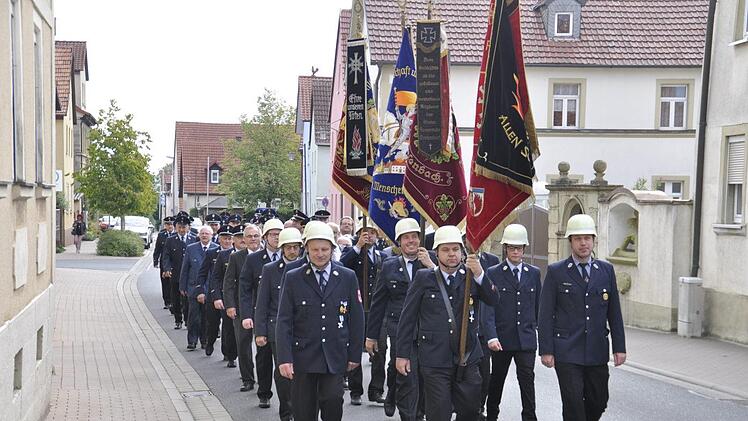 Wehren der Großgemeinde Oerlenbach und des THW's gaben sich die Ehre bei der Kirchenparade zum Großgemeinde-Feuerwehrtag der Gemeinde Oerlenbach im Ortsteil Eltingshausen. Foto: Peter Klopf