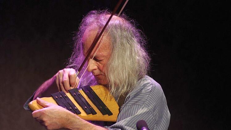 Max-Albert Müller  entlockt den verschiedenen Instrumenten Töne.Klaus Werner
