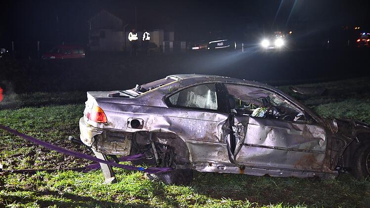 Der BMW des Unfallverursachers überschlug sich mehrfach. Der 24-jährige Fahrer wurde in seinem Auto eingeklemmt. Foto: NEWS5 / Bauernfeind