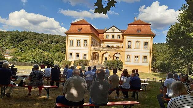 Drei Jahrhunderte Schloss Heilgersdorf: Um dieses Jubil&auml;um zu feiern, lud die evangelische Kirchengemeinde am vergangenen Samstag zu einem Gottesdienst in den Schlosshof ein. Die gro&szlig;e Resonanz zeigte, welche Bedeutung das Bauwerk f&uuml;r die Einheimischen hat.  Foto: Bettina Knauth