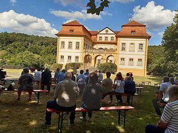 Drei Jahrhunderte Schloss Heilgersdorf: Um dieses Jubiläum zu feiern, lud die evangelische Kirchengemeinde am vergangenen Samstag zu einem Gottesdienst in den Schlosshof ein. Die große Resonanz zeigte, welche Bedeutung das Bauwerk für die Einheimischen hat.  Foto: Bettina Knauth