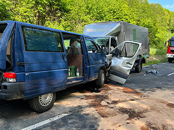 T&ouml;dlicher Frontalzusammensto&szlig;: VW-Bus kollidiert mit Kleintransporter auf Bundesstra&szlig;e