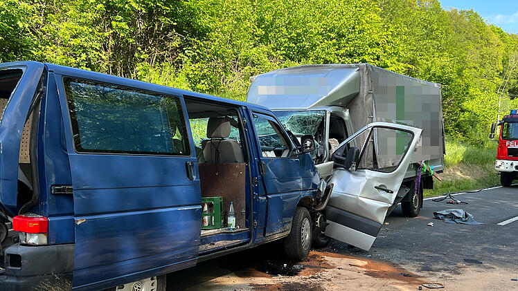 T&ouml;dlicher Frontalzusammensto&szlig;: VW-Bus kollidiert mit Kleintransporter auf Bundesstra&szlig;e