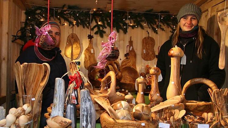 Geschenke aus Olivenholz finden großen Anklang bei den Kulmbachern, freuen sich Stefan und Susanne Katzer.