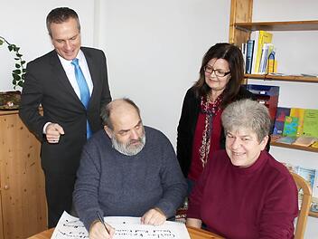 Ein Scheck, den man - dank der Leser - gerne ausfüllt und überreicht: Unser Bild zeigt von links KVG-Geschäftsführer Alexander Subat, Redakteur Thomas Ahnert, Sozialberaterin Gabriele Morath und Caritas-Kreisgeschäftsführerin Claudia Rößner.  Foto: Sabine Herteux