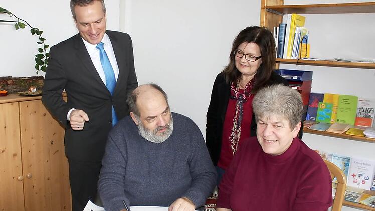 Ein Scheck, den man - dank der Leser - gerne ausfüllt und überreicht: Unser Bild zeigt von links KVG-Geschäftsführer Alexander Subat, Redakteur Thomas Ahnert, Sozialberaterin Gabriele Morath und Caritas-Kreisgeschäftsführerin Claudia Rößner.  Foto: Sabine Herteux