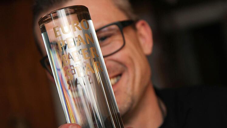 Oswald Kundmüller präsentiert stolz die Gold-Trophäe für das Weiherer Rauchbier. Fotos: Michael