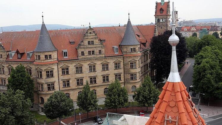 Blick von der Dachbaustelle Urbanstraße 18 auf das Justizgebäude mit seinen ebenfalls bekrönten Türmen.