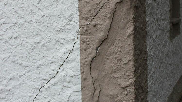 Die Risse an der Fassade der Barbara-Kapelle haben sich verschlimmert. Foto: Katharina Becht