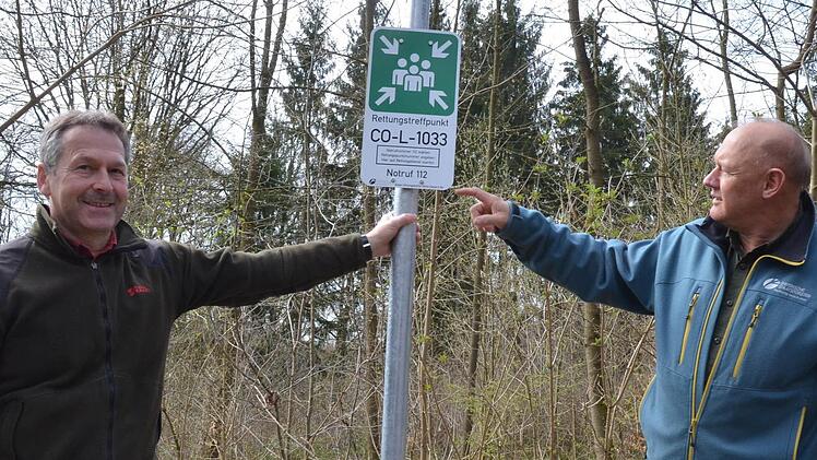 Henry Renner und Albert Schrenker zeigen eine Tafel, die auf einen Rettungstreffpunkt hinweist. Foto: Rainer Lutz