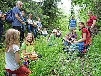 Zu jeder Pflanze gab es eine spannende Märchenerzählung, die Kinder wie Erwachsene mit Interesse anhörten. Foto: Karl-Heinz Hofmann