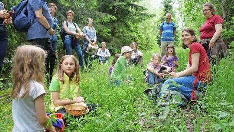 Zu jeder Pflanze gab es eine spannende Märchenerzählung, die Kinder wie Erwachsene mit Interesse anhörten. Foto: Karl-Heinz Hofmann
